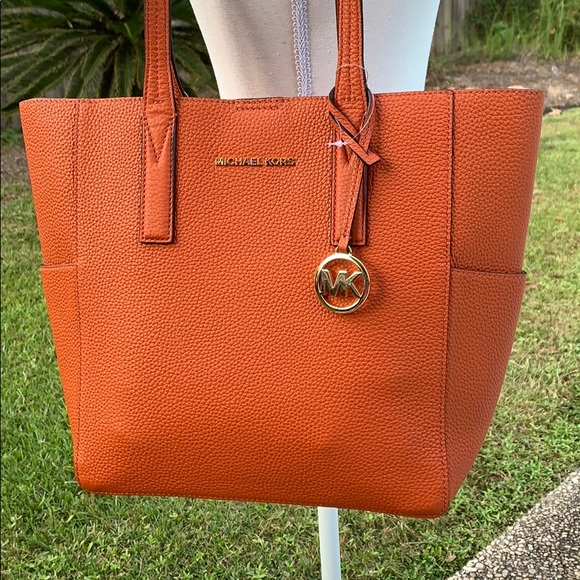 🍁🍁Micheal kors medium tote 🍁🍁 - Picture 10 of 11